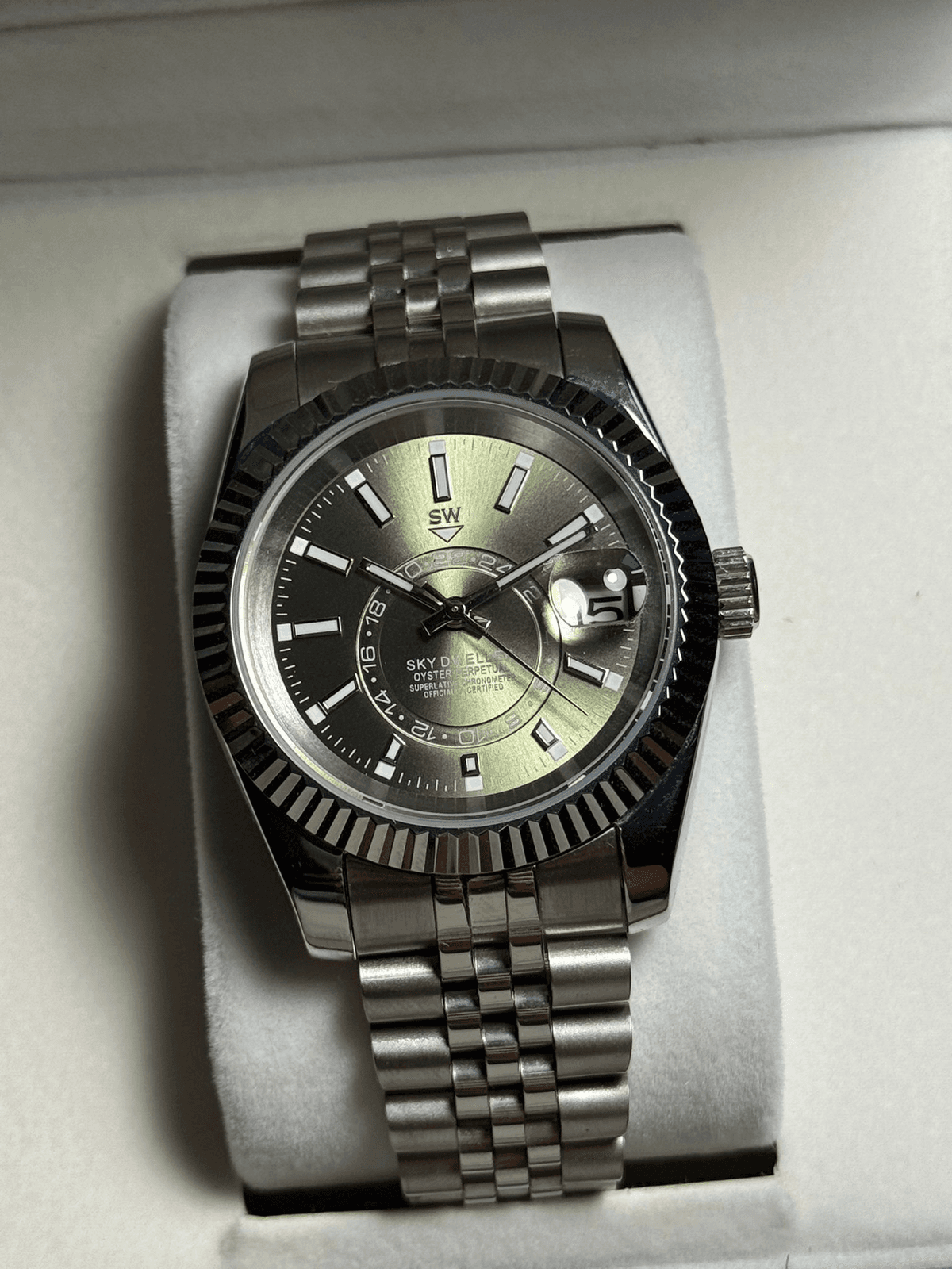 Detalle de reloj SuiteWatch en acero